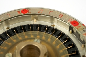 The spring-contacts inside the adjustable wheel