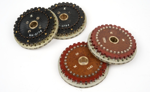 Adjustable wheels (left) and fixed wheels (right)