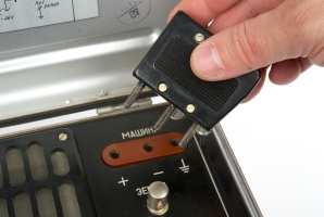 The 3-pin male plug for the 24V output connection