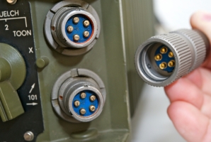 Connecting a handset with an U-229 connector